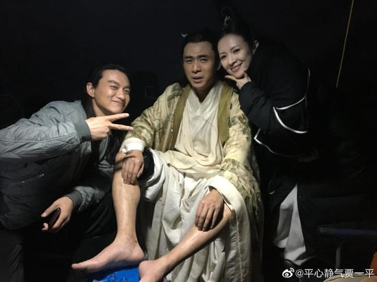 贾一平还曾在社交媒体上分享被“休”那场戏后扎针灸的照片,周一围、章子怡还跑来合影。