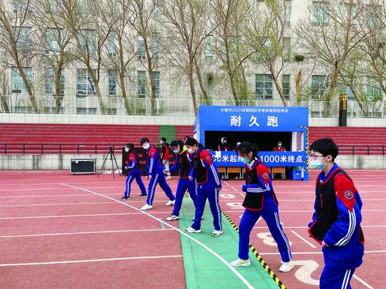 八年级的学生在考场内进行实测