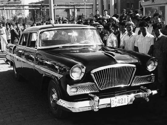 1958年8月1日,第一辆红旗轿车在第一汽车制造厂研制成功。(一汽供图)