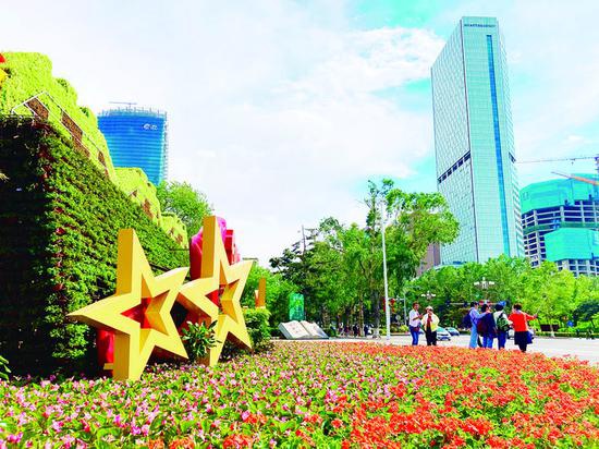 这处景观为人民大街再添一道亮丽的风景。 长春晚报记者 王强 摄