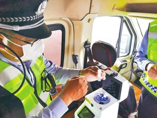 民警对人员头发进行检测