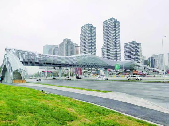 吉林大路顺风大市场过街天桥已经装修完毕。