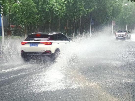 东岭南街处有大面积积水