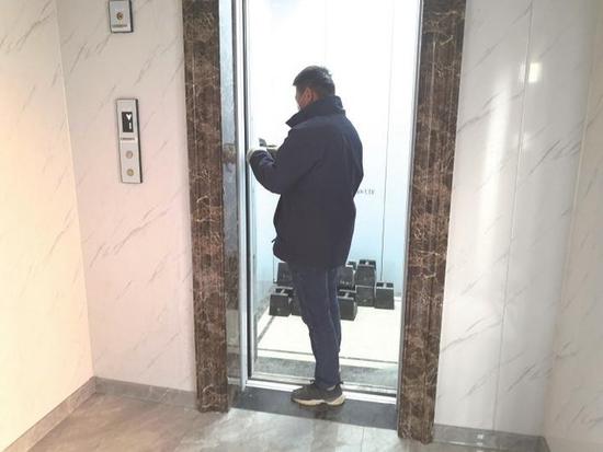 康平街与新华路交会处小区,工人正在检查