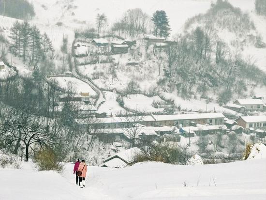 临江松岭雪村 董玉宽 摄