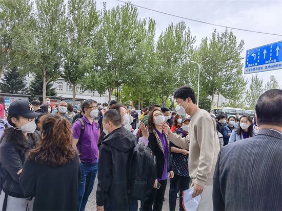 十一高考点外,师大附中的老师们组成紫衣“带考组”。