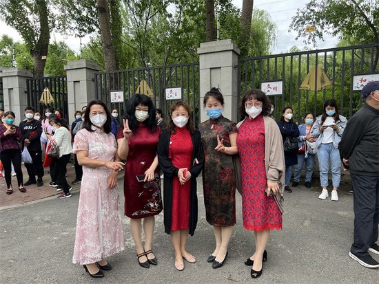 “旗开得胜”的妈妈团成为考场外的靓丽风景。
