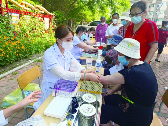 7月27日，长春市绿园区普阳街道花园林苑小区开展创建“幸福小区”义诊活动。
