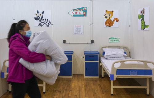 这是吉林通化方舱康复医院内布置有卡通画装饰的儿童区（1月30日摄）。
