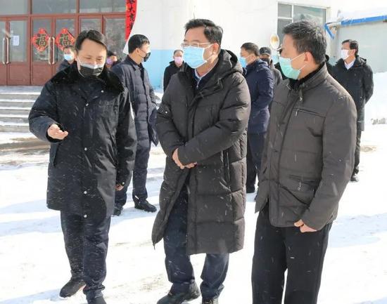 图为王冰在白山市水务集团南山净水厂调研。