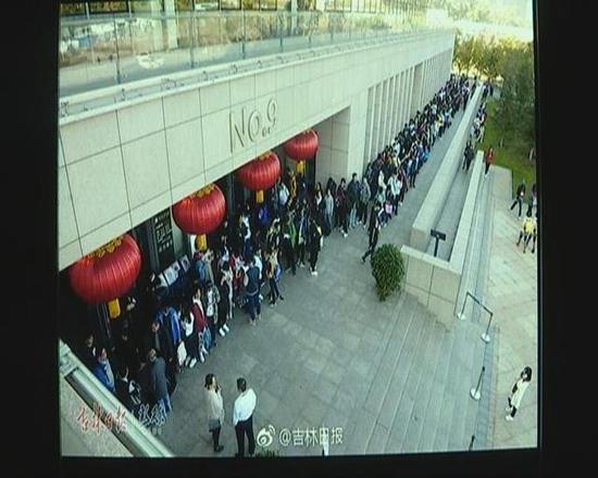 十一黄金周吉林省图书馆太火爆 日均万人一座难求