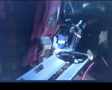 长春农安乡道一大货车侧翻:驾驶员被困车内