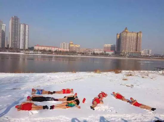 女人节来临吉林市女子赤身卧雪摆三八造型