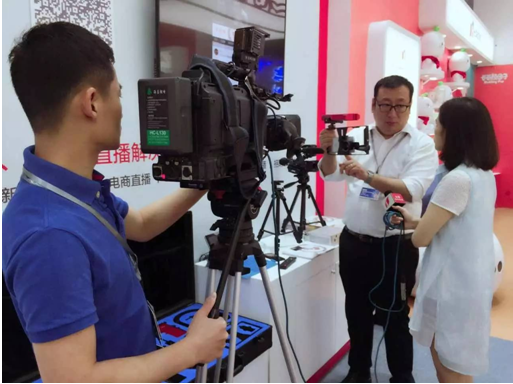 (图二:乐直播的CEO芦洲芦总正在接受山西卫视的独家采访)