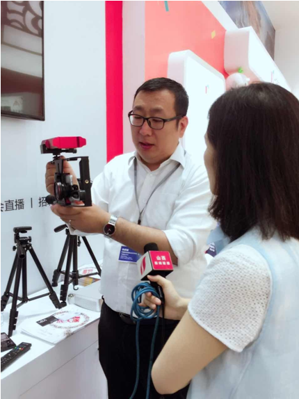 (图三:芦总亲自在为主持人演示乐直播的相关产品)