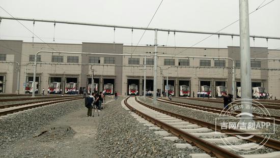 11.jpg 地铁试运营首列车约五分钟后始发。