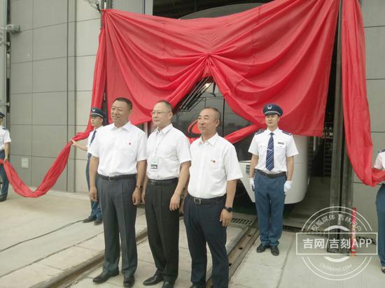 04.jpg 长春市轨道交通集团主要领导合影留念。