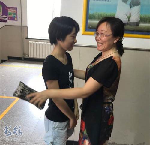 王铭阳和班主任付申荣拥抱庆祝