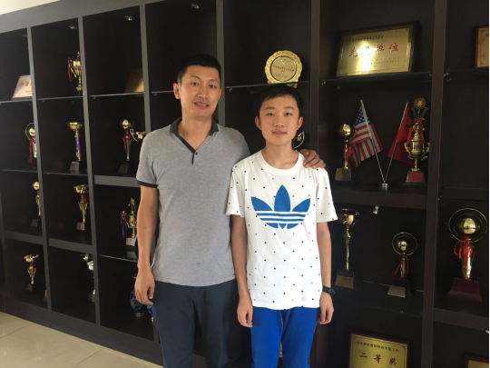 11.png “对于儿子的学习,我在平日一直鼓励和表扬,在学习上我没操过心!”冀佳男的母亲李国骅说。