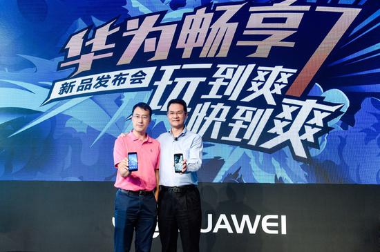 肯德基中国总经理黄进栓及华为手机产品线总裁何刚共同见证肯德基中国30年纪念版诞生的历史时刻