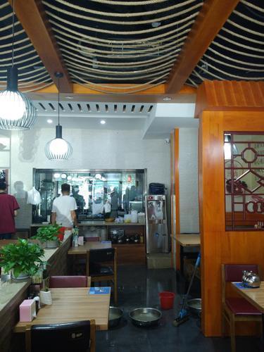 格力空调漏水,影响饭店的生意。