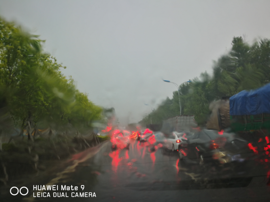 10时,第一波降雨已过,街道被雨水冲刷的干干净净。