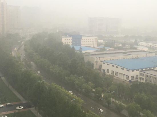 9时30分,雾起,阵雨已经遮挡了车辆的视线,能见度只有两公里。