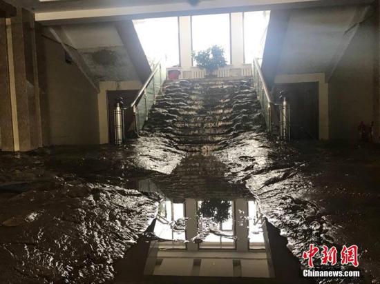 洪水在室内留下的淤泥。苍雁 摄