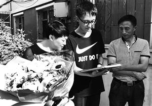 孙源收到大学录取通知书和鲜花。 孙建一 摄