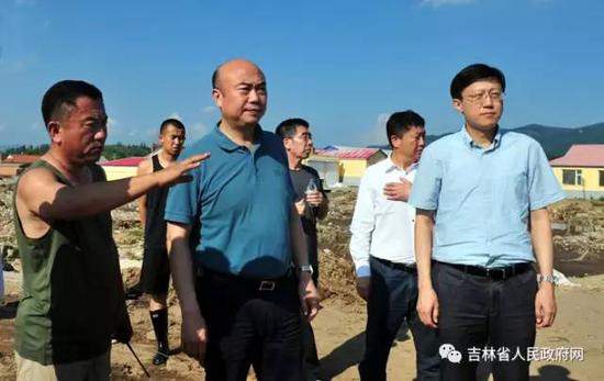 ▲7月15日,省委副书记、省长刘国中到吉林市丰满区旺起镇,实地踏查水毁设施和民宅,指挥部署抢险救灾和灾后重建工作。记者 邹乃硕 摄