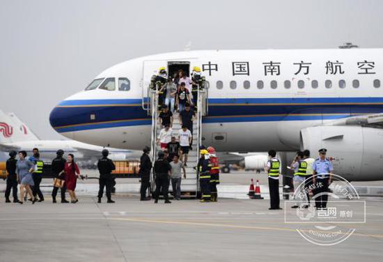图片3.jpg 消防官兵疏散旅客