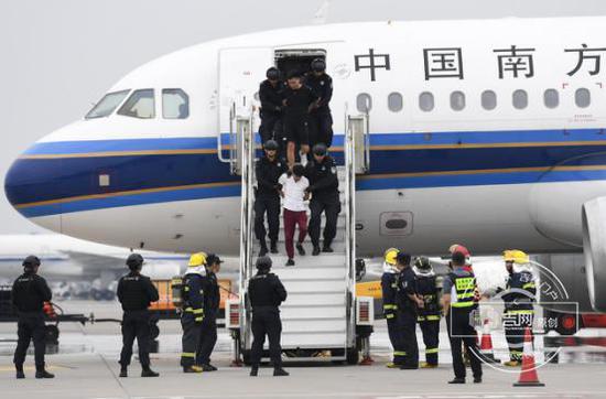 图片2.jpg 特警押解“劫机者”下飞机