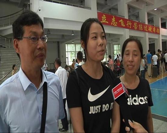 苗玥来自新疆,她告诉记者,她觉得作为一名女飞行学员,她一定不会比身边的男学员差!
