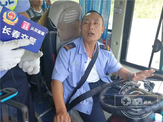 图片1_副本.png 交警检查驾驶员佩戴安全带问题