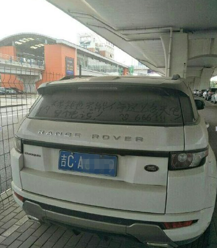 长春临河街卫星路轻轨站附近停了一辆僵尸路