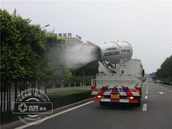 原来,这是长春市园林局绿化处最新购置的一种新型洒水车,学名叫作“雾炮机抑尘车”,每台价值30余万元,目前全市仅此一台。