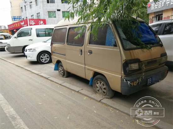 这些“僵尸车”有的停在路边,有的停在停车位里,有的则横跨两个停车位。