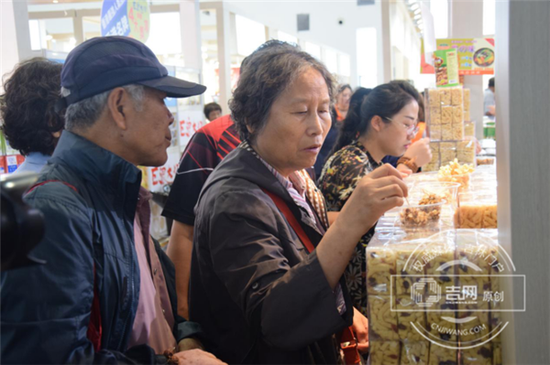 市民试吃红糖沙琪玛