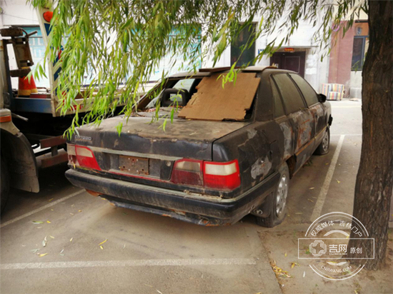 随后记者发现,独立路基本算是“僵尸车”的重灾区了,独立路(农林街至松江西路)段共有800多米,却停了10多辆“僵尸车”。