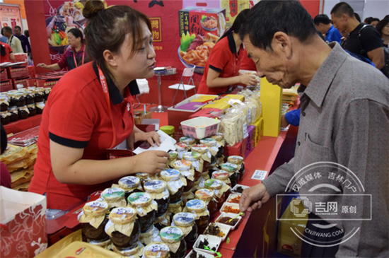 市民挑选商品