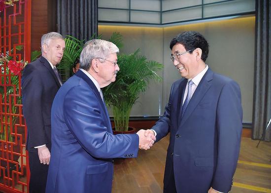 9月6日,省委书记巴音朝鲁在长春会见美国驻华大使泰里·布兰斯塔德一行。 记者 宋锴 摄