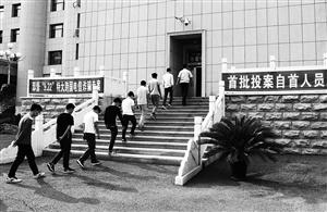 近日,37名“9·22”特大跨国电信网络诈骗案涉案人员向警方投案自首。 孙建一 摄