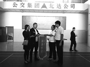 乘客家属曹先生(左二)送来锦旗表达谢意。李子涵 摄