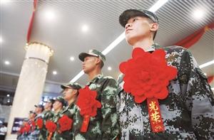 11日,在长春站北站台,2017年度长春入伍新兵胸戴红花,准备奔赴祖国各地,开启军旅生活。 孙建一 摄