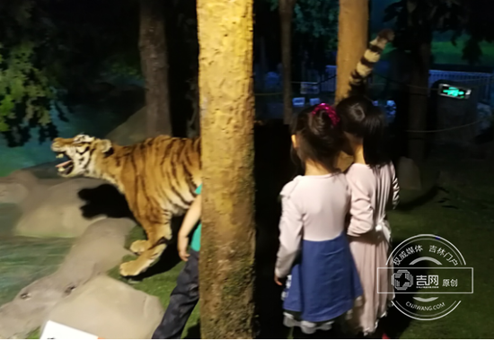 刘女士的儿子今年11岁了,问他今天参观的感受,小伙子用了两个词:“太开森了!涨姿势!”