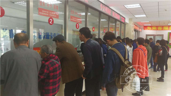 在长春公交IC卡客服中心办理业务的市民
