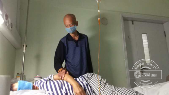 家人正在照看患者