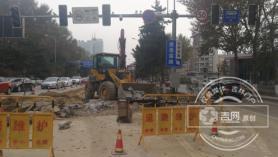 人民大街由北向南方向封闭施工