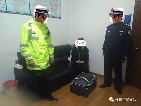 医院里女子拔针向交警求助 交警询问发现传销