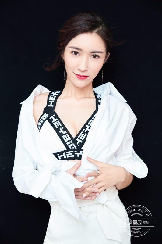 90后网络模特周朵尔